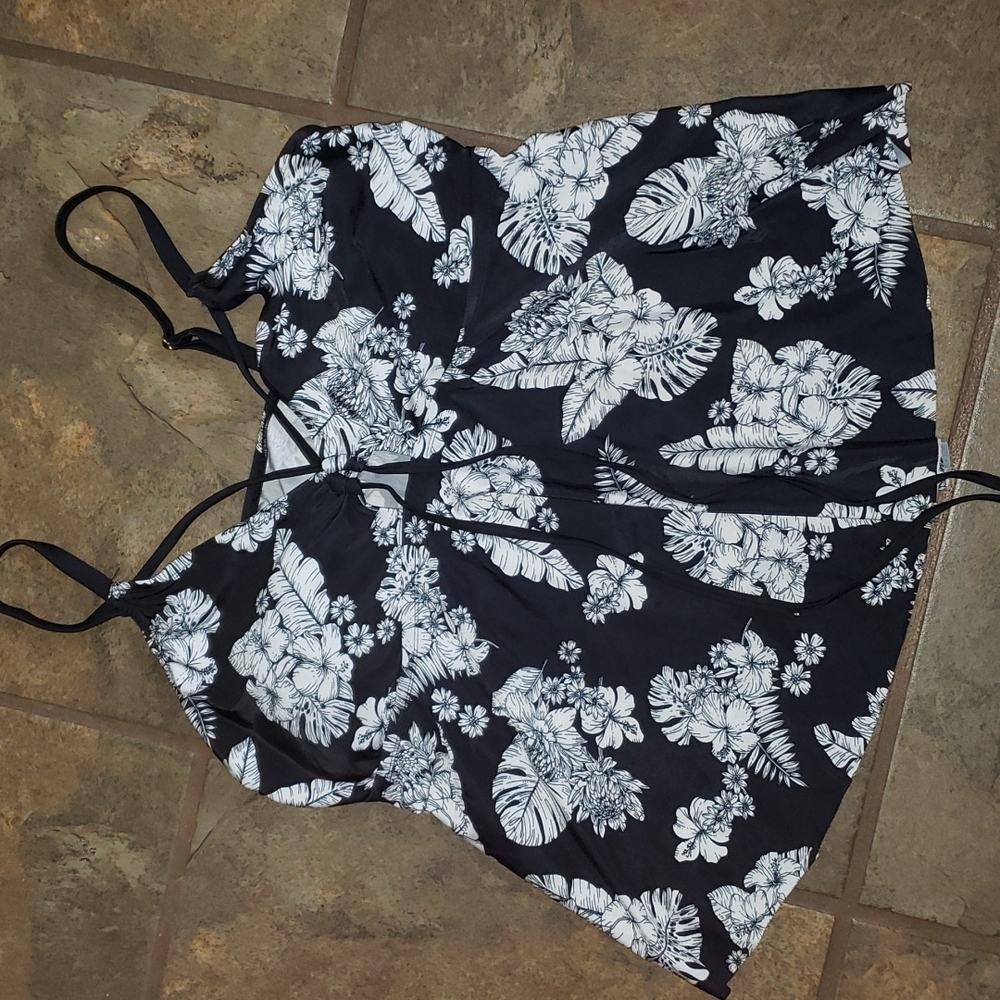 Plus size swimwear top shirt black and white size 2X